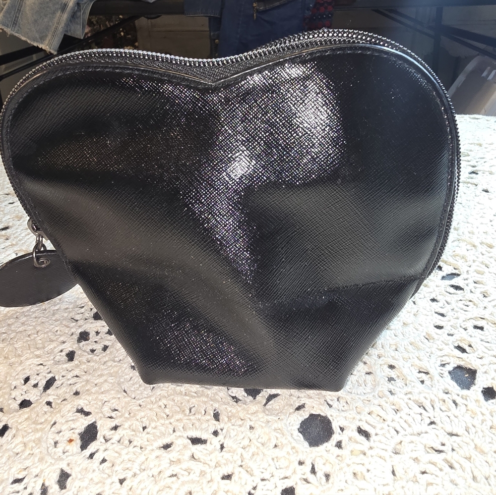 Victoria's Secret Black Heart Shaped Love Xoxo Makeup Bag Zipper Bag NWOT - Picture 4 of 8